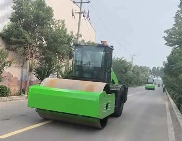 12吨压路机地面试车