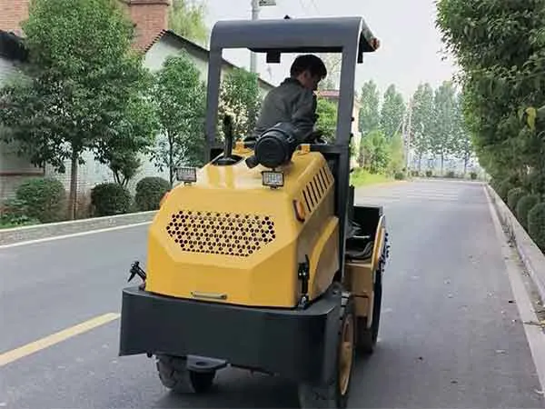 3吨压路机地面试车