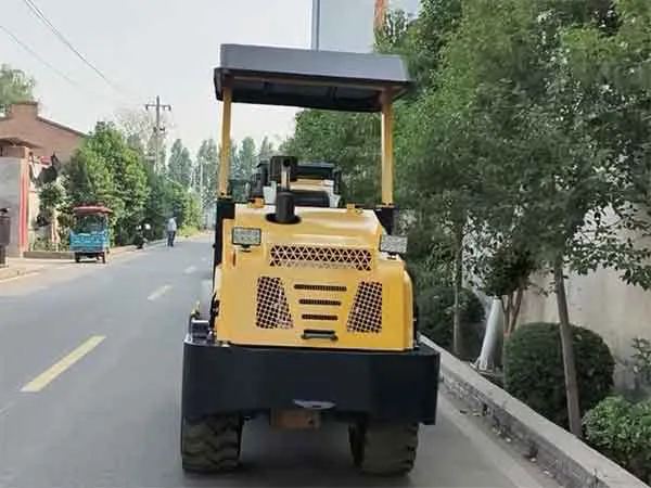 4吨压路机路面试车