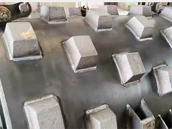 钢轮上加装凸块配件展示